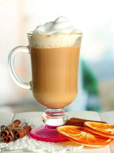 Hoş kokulu kahve latte ile baharat, ahşap masa üzerinde cam fincan — Stok fotoğraf