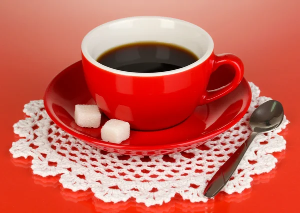 Una taza roja de café fuerte sobre fondo rojo —  Fotos de Stock