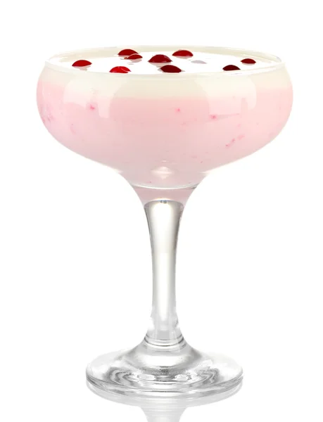 Bicchiere di yogurt dolce con bacche, isolato su bianco — Foto Stock