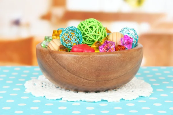 晒干的桔子、 柳条球和其他家居装饰在木碗里，在明亮的背景上 — 图库照片
