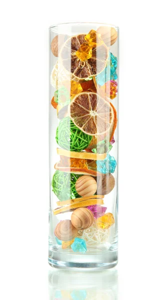 Naranjas secas, bolas de mimbre y otras decoraciones para el hogar en jarrón de vidrio, aisladas en blanco — Foto de Stock