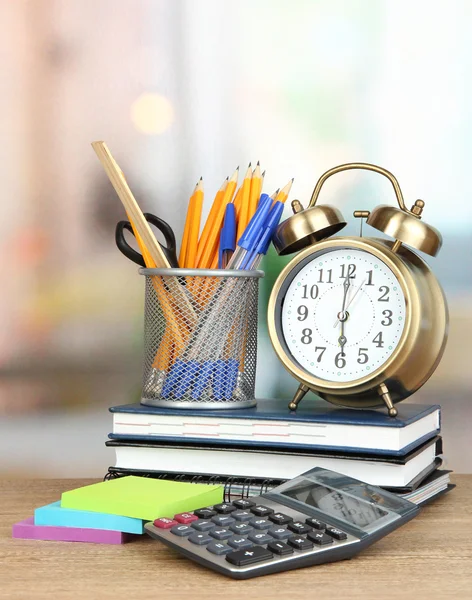 学校用品与木桌上的时钟 — 图库照片