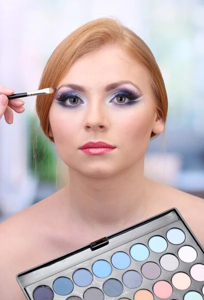 Retrato de una hermosa joven con maquillaje en el salón de belleza —  Fotos de Stock