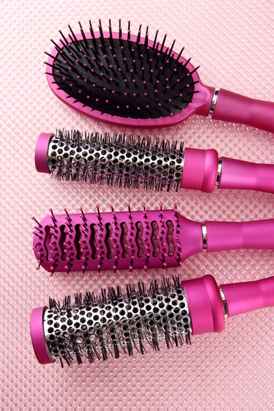 Escovas de pente no fundo rosa — Fotografia de Stock