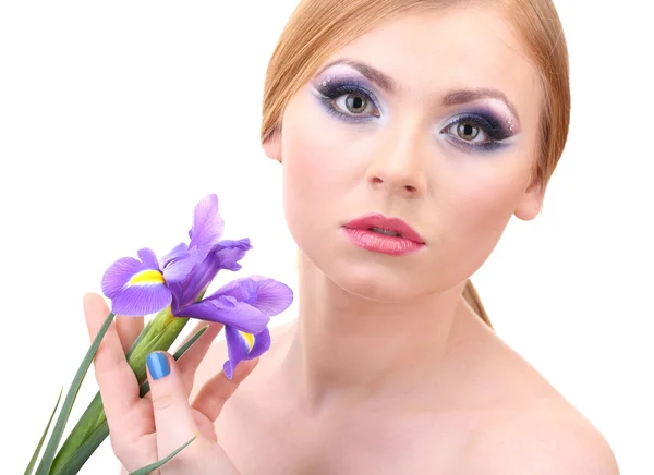 Όμορφη νεαρή γυναίκα με αίγλη μακιγιάζ και λουλουδιών, που απομονώνονται σε λευκό — Φωτογραφία Αρχείου