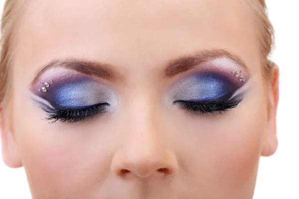 Красивые женские глаза с ярко-синим макияжем — стоковое фото