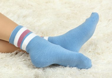 kadın bacaklar beyaz Halı zemin üzerine renkli çoraplı