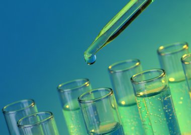 test tüpleri ile mavi zemin üzerine sıvı