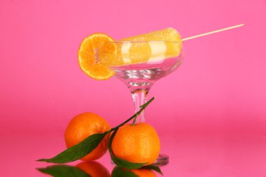 Vazoda pembe bir arka plan üzerinde sarı meyve suyu buz