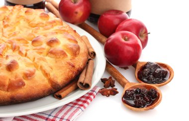 lezzetli ev yapımı pasta, elma ve reçel, üzerinde beyaz izole