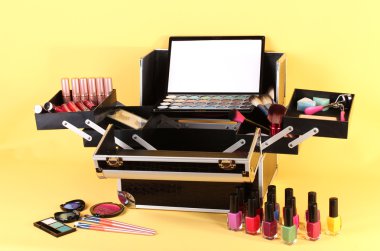 Sarı zemin üzerinde kozmetik ile servis talebini açma