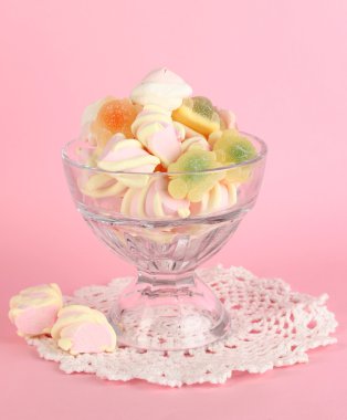 cam vazoda pembe bir arka plan üzerinde yumuşak şekerleme