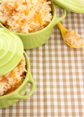 Tat pirinç lapası kabak masa örtüsü arka plan üzerinde tencere ile