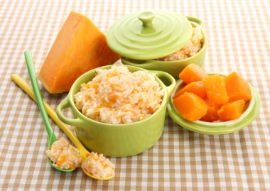 Tat pirinç lapası kabak masa örtüsü arka plan üzerinde tencere ile