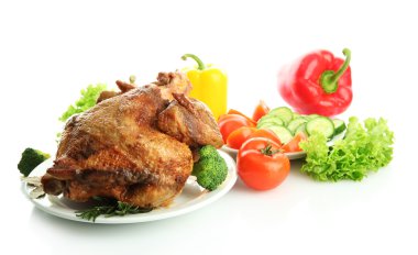 plaka üzerinde beyaz izole sebzeler, lezzetli bütün kavrulmuş tavuk