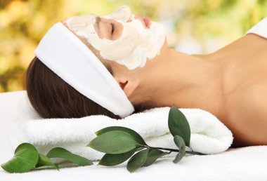 Bayan parlak zemin üzerine kil maskesi