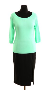 turkuvaz bluzu ve siyah etek üzerine beyaz izole manken üzerinde