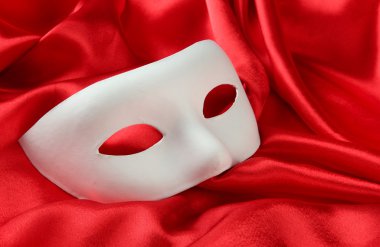 Kırmızı ipek kumaş üzerine beyaz maske
