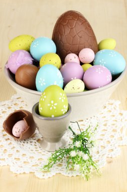 kompozisyon ve çikolata Paskalya yumurtaları ve ahşap masa yakın çekim üzerinde simnel