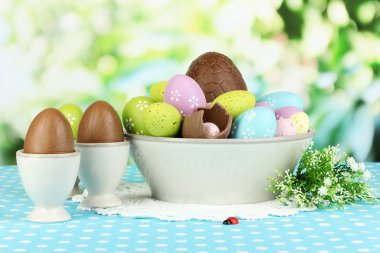 doğal zemin üzerine yumurta Paskalya ve çikolata bileşimi