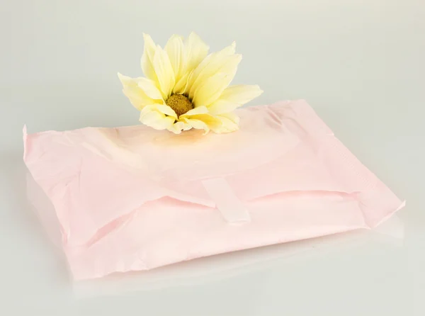 Fodera panty in imballaggio individuale e fiore giallo isolato su bianco — Foto Stock