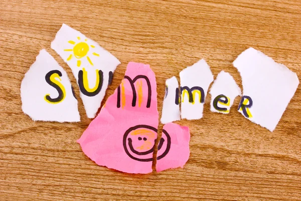 Zerrissenes Papier mit Worten Sommer Großaufnahme auf Holztisch — Stockfoto