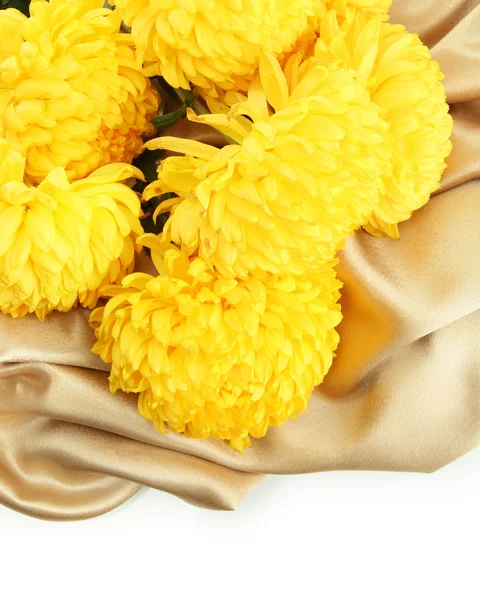 Ramo de flores de crisantemos de color amarillo brillante en tela, aislado en blanco — Foto de Stock