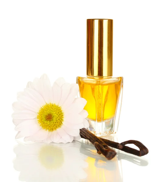 Parfum de femme dans une belle bouteille avec des bâtons de fleurs et de vanille isolés sur blanc — Photo