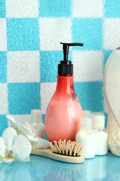 Accesorios de baño en el estante en el baño sobre fondo de pared de azulejo azul —  Fotos de Stock