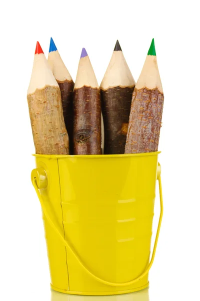 Barevné dřevěné tužky v žlutém kbelíku izolovaných na bílém — Stock fotografie