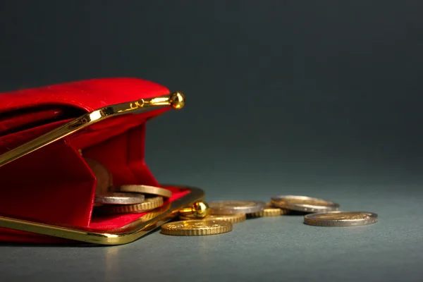 Billetera roja femenina con monedas sobre fondo gris —  Fotos de Stock