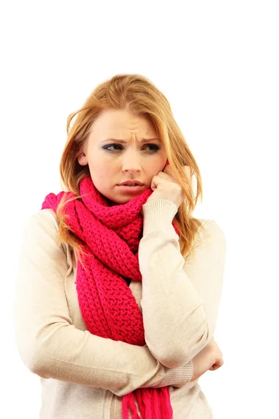 Junge schöne Frau in Winterkleidung bei kaltem Wind, isoliert auf weiß — Stockfoto