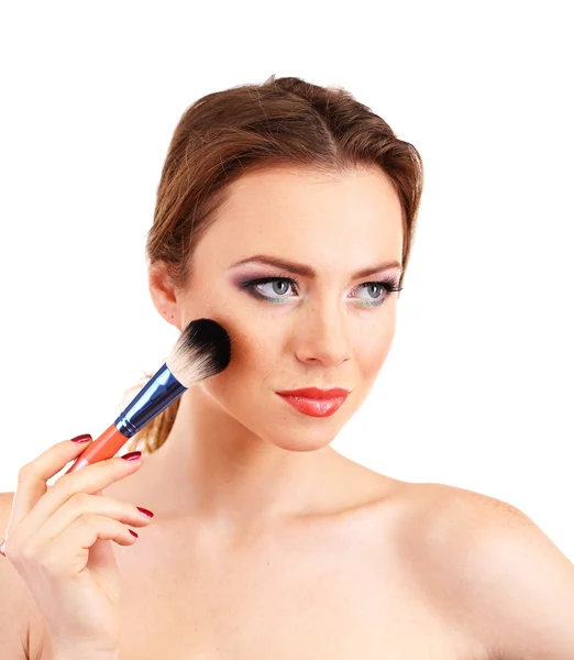 Porträt einer schönen Frau mit Make-up-Pinsel für Puder, isoliert auf Weiß — Stockfoto