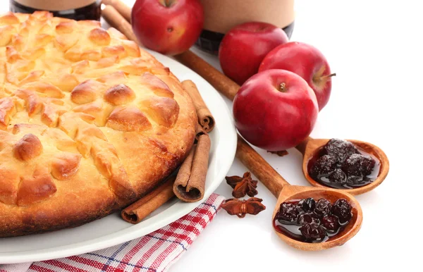 おいしい自家製パイ、リンゴ、白で隔離されるジャム — ストック写真
