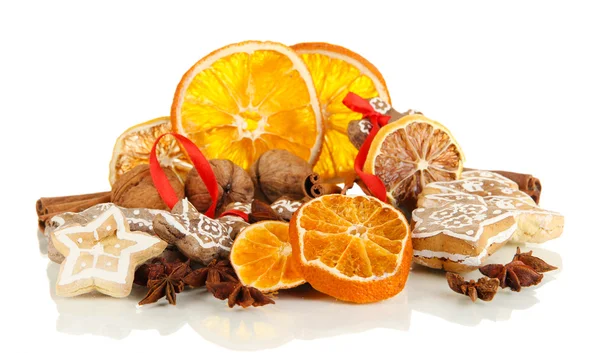 Getrocknete Zitrusfrüchte, Gewürze und Kekse isoliert auf weiß — Stockfoto