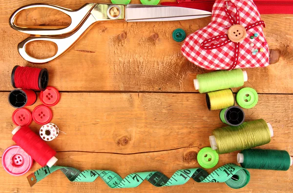 Sewing accessories and fabric on wooden table close-up — Stock Photo, Image