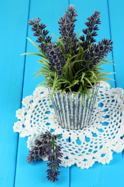 装饰薰衣草在花瓶上蓝色木制表特写 — 图库照片