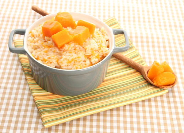 Assaggia il porridge di riso con zucca in casseruola su fondo tovaglia — Foto Stock