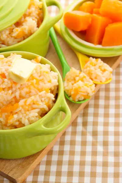Geschmack Reisbrei mit Kürbis in Töpfen auf Tischdecke Hintergrund — Stockfoto