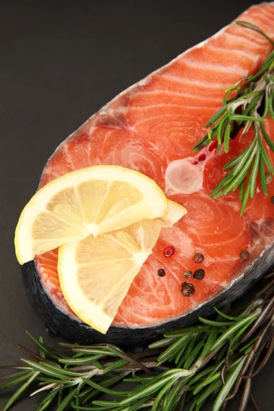 Bife de salmão fresco na panela, close-up — Fotografia de Stock