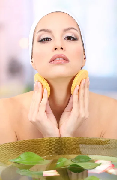Ung kvinna tvätta hennes ansikte. konceptuella Foto: make-up remover — Stockfoto