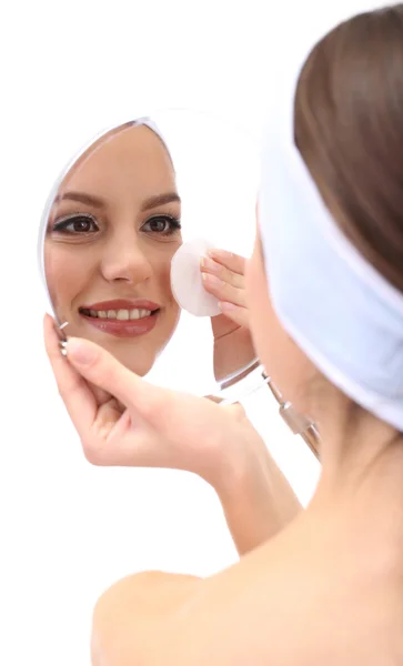 Junge Frau reinigt ihr Gesicht, isoliert auf weiß — Stockfoto