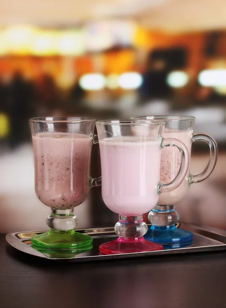Вершкові коктейлі на столі в кафе — стокове фото