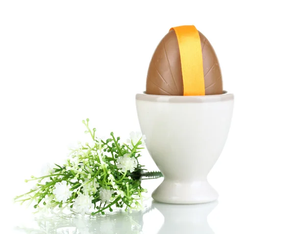 Čokoládové vajíčko ve stánku izolovaných na bílém — Stock fotografie
