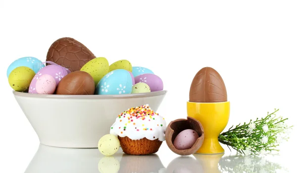 Koostumus suklaa munat ja pääsiäinen kakku eristetty valkoinen — kuvapankkivalokuva