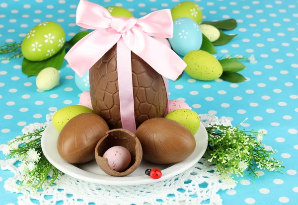 Σύνθεση του Πάσχα και σοκολάτα αυγά σε φόντο μπλε ύφασμα — Φωτογραφία Αρχείου