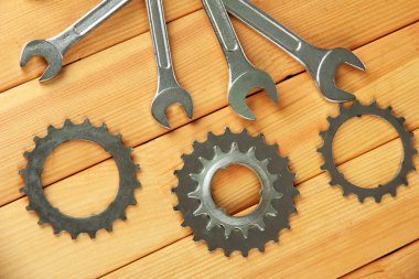 cogwheels metal ve ahşap zemin üzerinde somun anahtarları