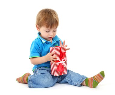 sevimli küçük çocuk ile üzerine beyaz izole girts