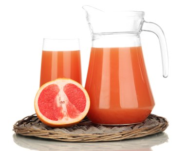 tam cam ve greyfurt suyu ve greyfurt üzerinde beyaz izole kabı