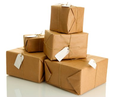 parsel üzerinde beyaz izole, kraft kağıt kutular